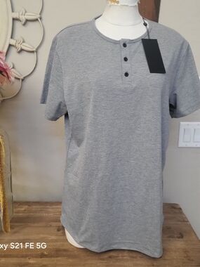 Cuts Clothing Women's Gray Short-Sleeve Henley Tee